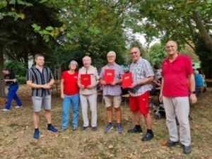 Die Jubilare in der Mitte (von links nach rechts).Hans Hochrein, Peter Donath, Heinz-Jürgen Knoop