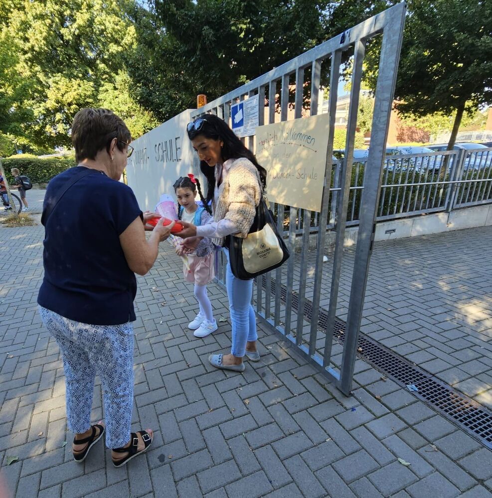 Die SPD Sossenheim verteilt Brotdosen an die Kinder die Eingeschult werden.